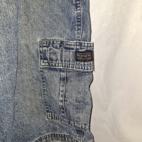 Wrangler Blue Cargo Shorts Relaxed Fit - Picture 3 of 6